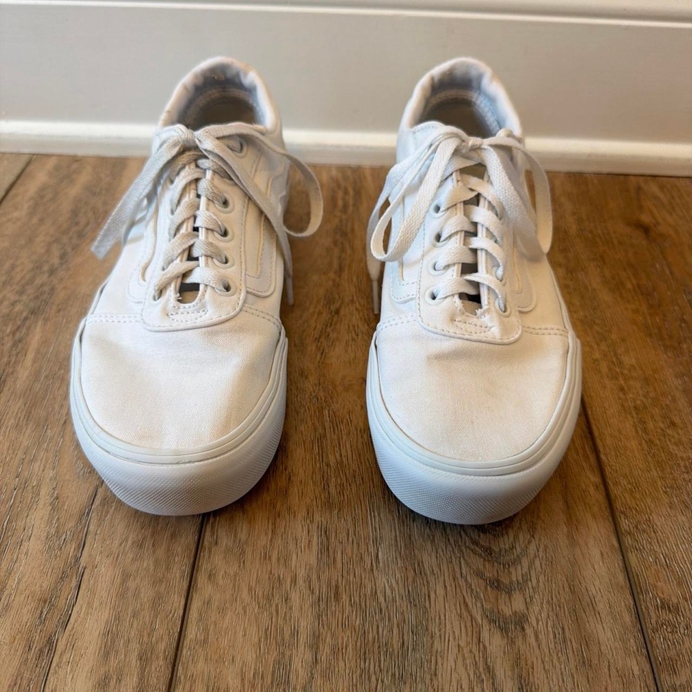 Vans Low Top Sneaker Women 9 White Excellent Canvas Lace Up Skate Shoes
